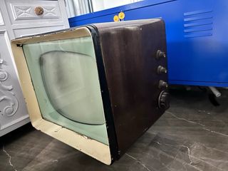 Television antigua adaptada a mesita