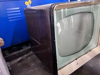 Television antigua adaptada a mesita