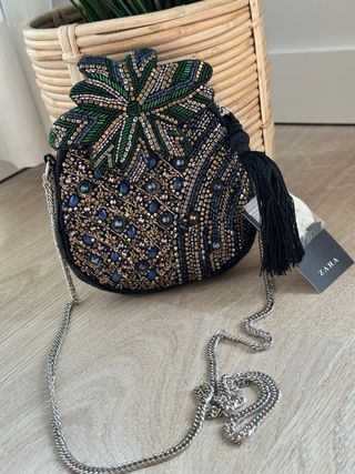 Bolso piña con pedrería de Zara 