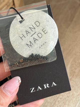 Bolso piña con pedrería de Zara 