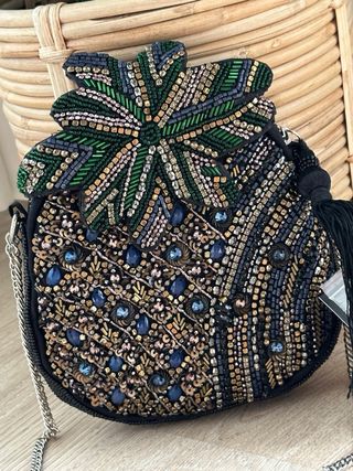 Bolso piña con pedrería de Zara 