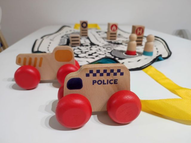 Bolsa circuito con coches de madera.