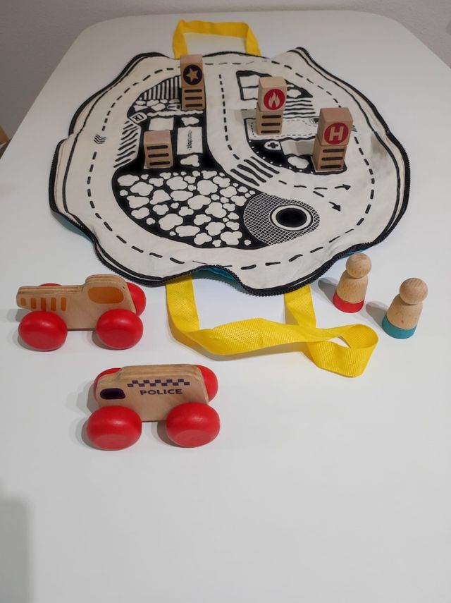 Bolsa circuito con coches de madera.