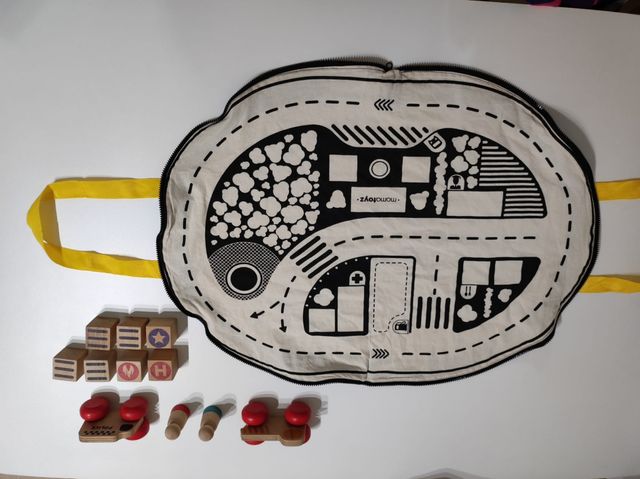 Bolsa circuito con coches de madera.