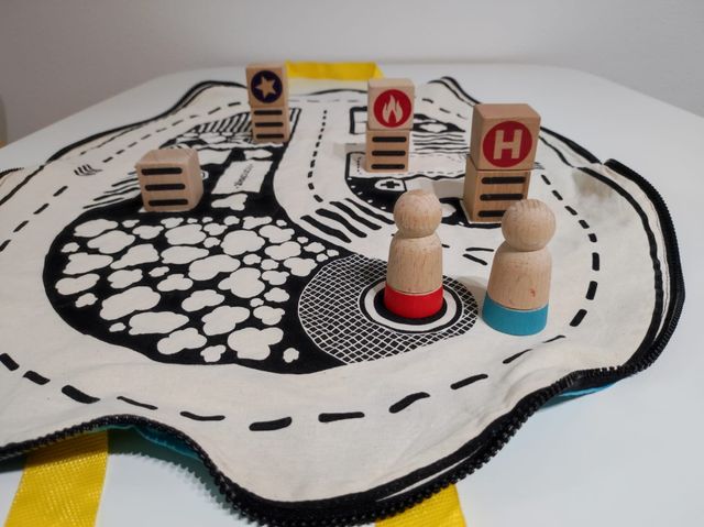 Bolsa circuito con coches de madera.