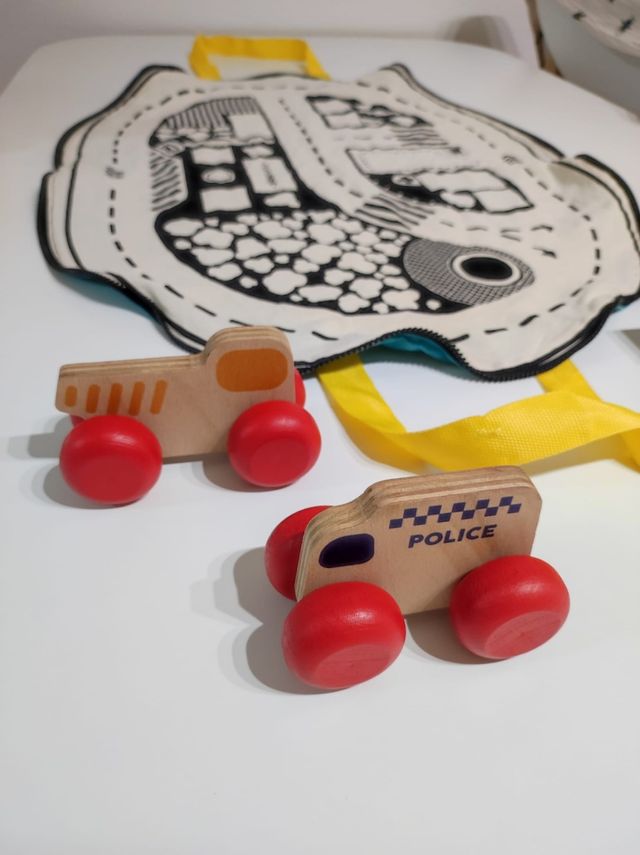 Bolsa circuito con coches de madera.
