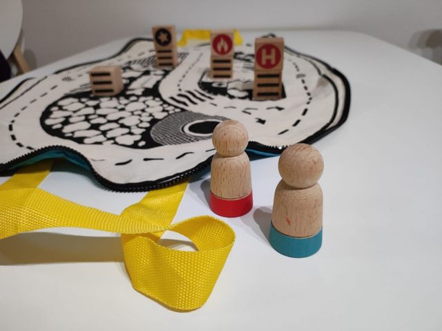 Bolsa circuito con coches de madera.