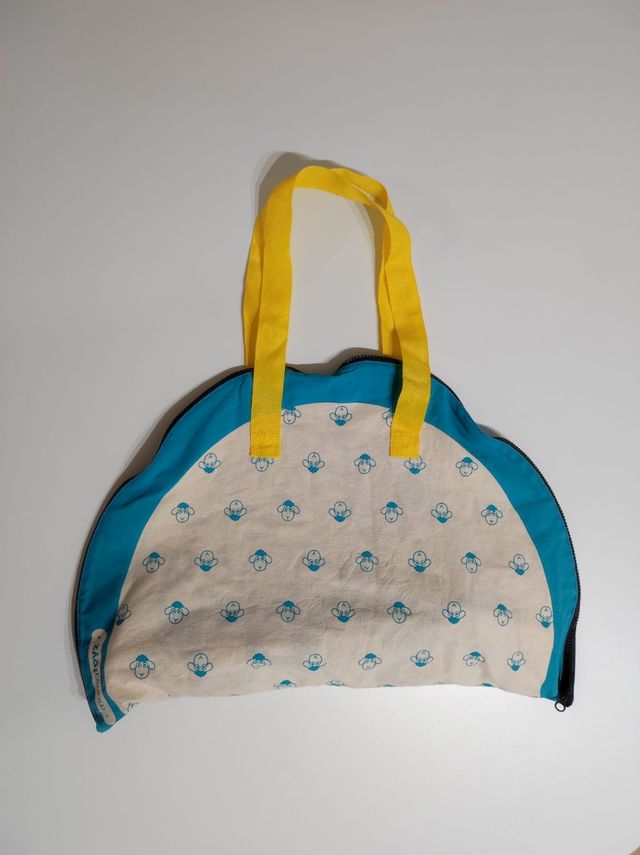 Bolsa circuito con coches de madera.