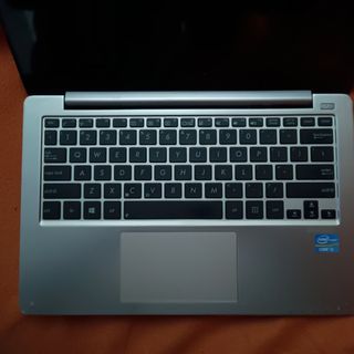 Para piezas. Portátil táctil asus x202e.