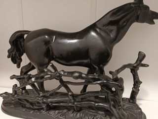 Figura de un caballo en  metal fundido