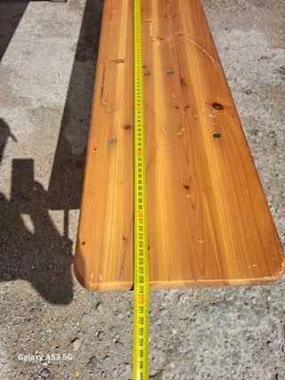 Mesa de madera con 2 bancos
