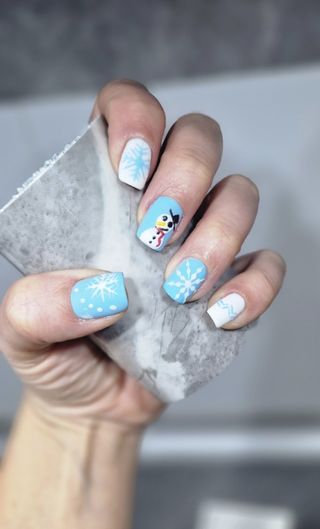 Manicura semipermante de lámpara.Esmaltado de uñas