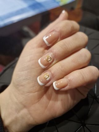 Manicura semipermante de lámpara.Esmaltado de uñas