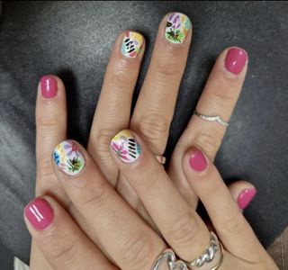 Manicura semipermante de lámpara.Esmaltado de uñas