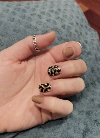 Manicura semipermante de lámpara.Esmaltado de uñas