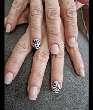 Manicura semipermante de lámpara.Esmaltado de uñas