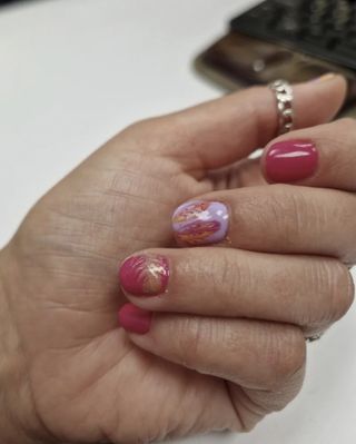 Manicura semipermante de lámpara.Esmaltado de uñas