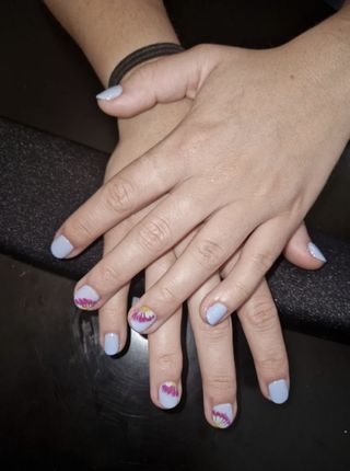 Manicura semipermante de lámpara.Esmaltado de uñas