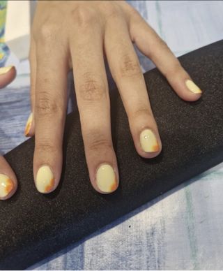 Manicura semipermante de lámpara.Esmaltado de uñas