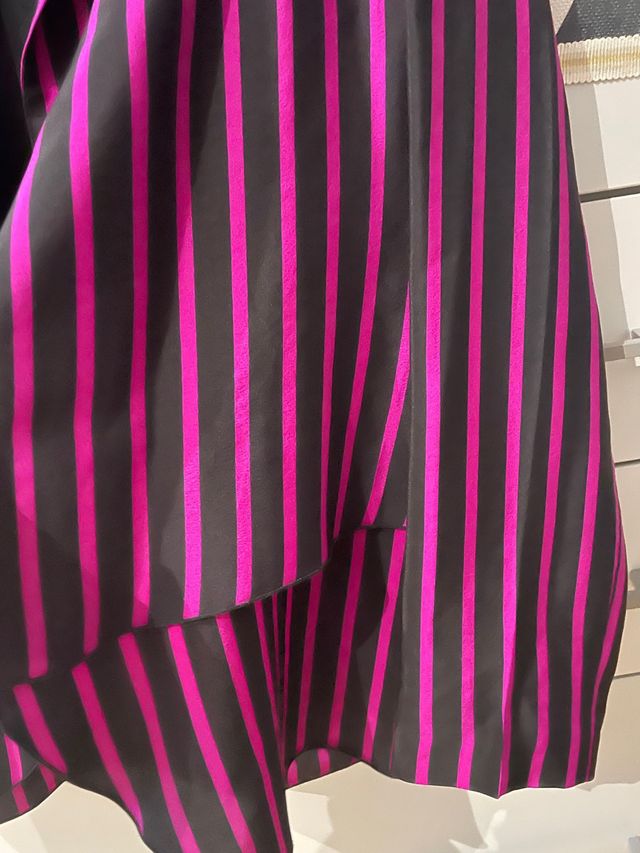 Americana de rayas negra y fucsia 