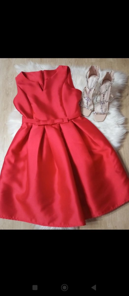 Vestido raso rojo vuelo