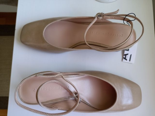 Zapatos beige de Adolfo Domínguez 38
