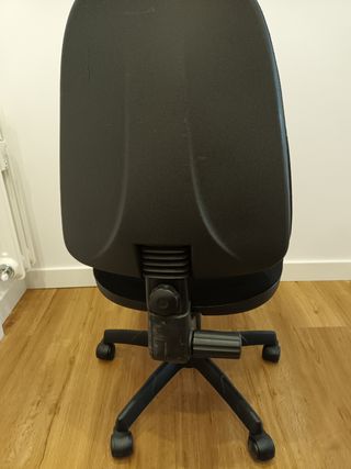 Silla de oficina de ruedas negra.