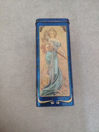 Caja de metal alta las 4 estaciones de Muchá.