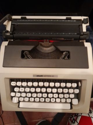 Maquina de escribir Olivetti Lettera 40