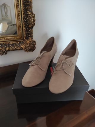 Zapatos de cordón y tacón de chica