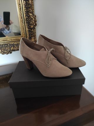 Zapatos de cordón y tacón de chica