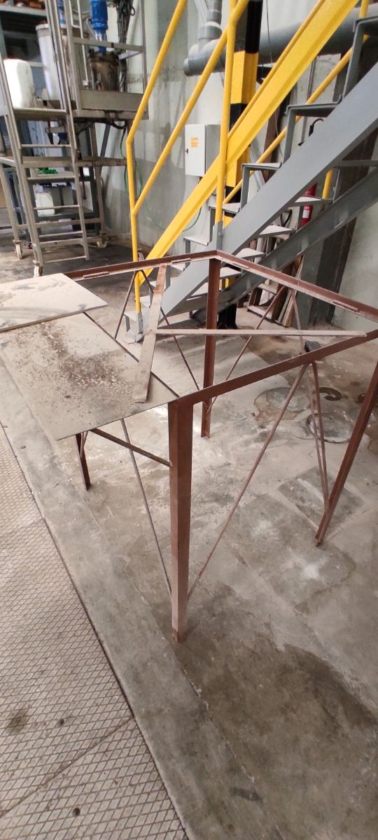 Estructura metálica corte azulejos