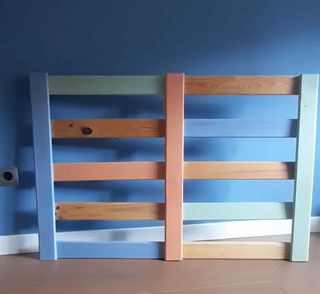 Conjunto de cabecero y mesilla en madera de pino