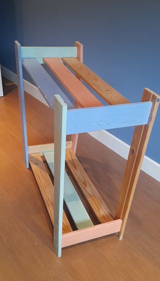 Conjunto de cabecero y mesilla en madera de pino