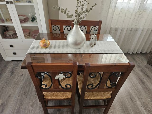 Mesa y Sillas comedor madera maciza