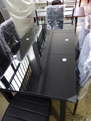 Mesa de cristal extensible con sillas 