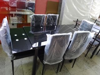 Mesa de cristal extensible con sillas 