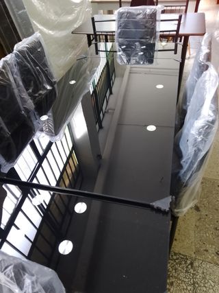 Mesa de cristal extensible con sillas 