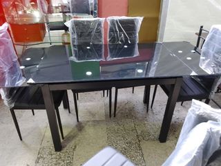 Mesa de cristal extensible con sillas 