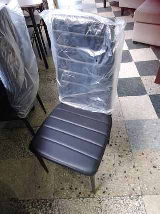 Mesa de cristal extensible con sillas 