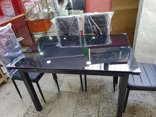 Mesa de cristal extensible con sillas 