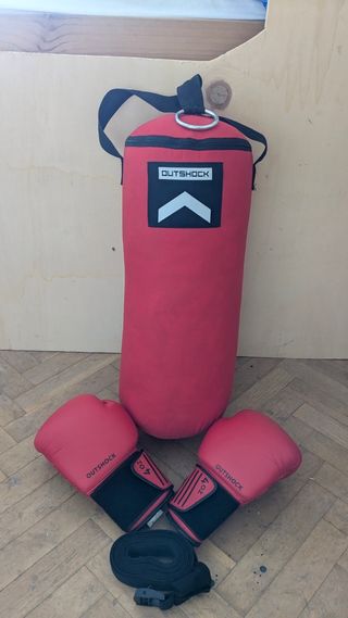 Saco de boxeo más guantes