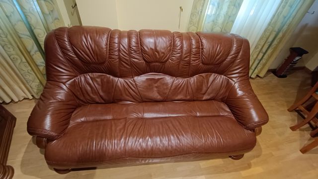 Sofás piel coyote y madera