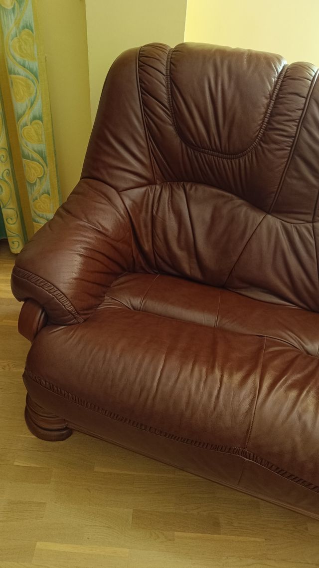 Sofás piel coyote y madera