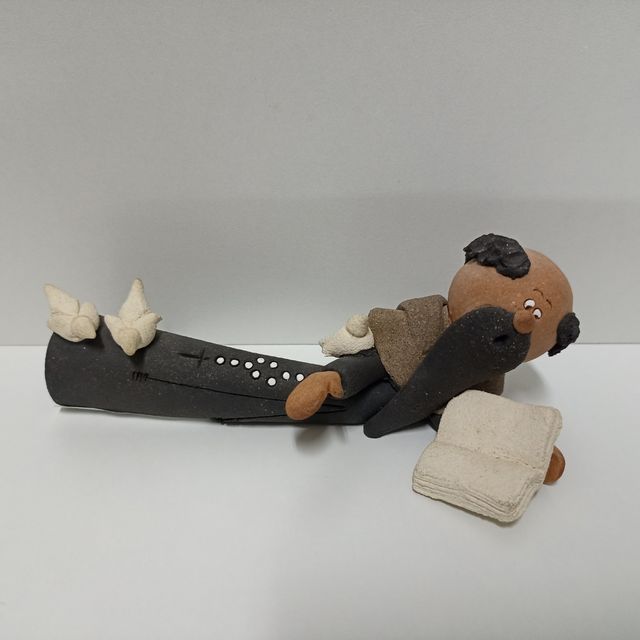 Monje o fraile acostado leyendo