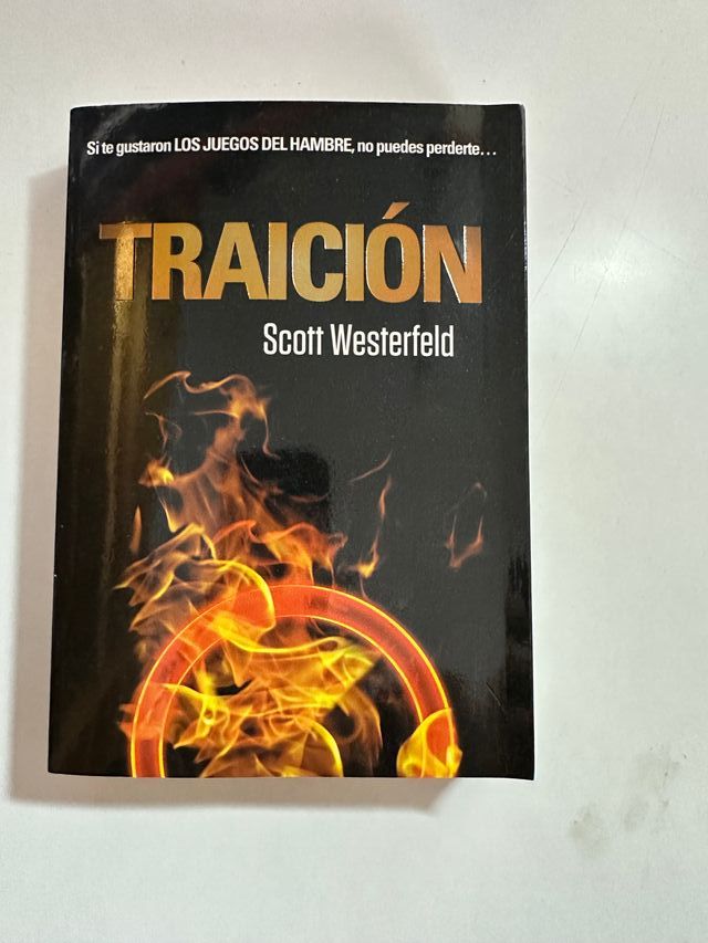 Scott Westerfield - Traición (Libro) Ed. Montena