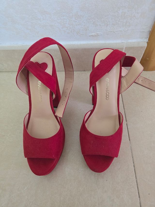 Saltos/sandálias vermelhas de Even&Old novos