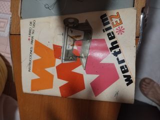 Maquina de coser antigua con pedal y accesorios