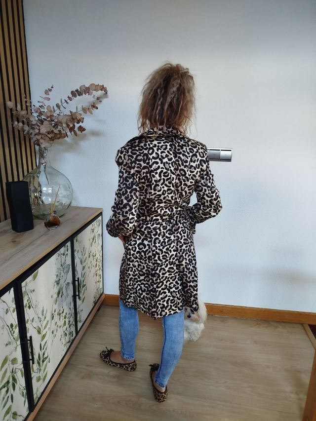 Gabardina leopardo