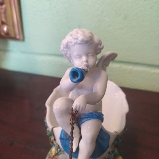 ANTIGUA FIGURA DE PORCELANA DE QUERUBÍN